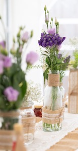 Décoration de table avec des vases champêtres